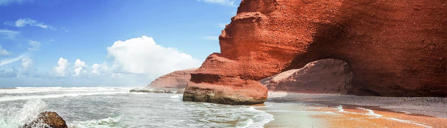 Marokko Atlantikküste, Felsentore am Strand von Legzira bei Taghazout am Atlantik