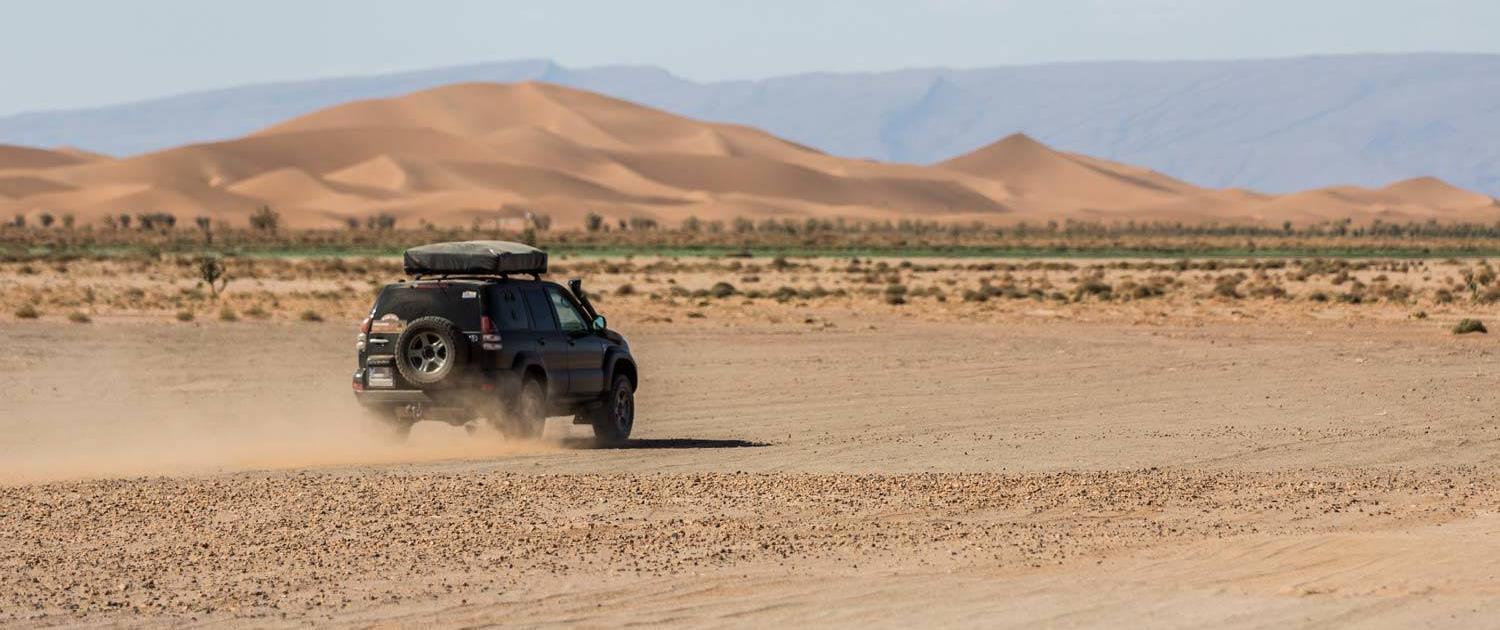 Rundreise Südmarokko und Atlantik, Offroad Jeep in der Wüste von Marokko vor dem Erg Chegaga