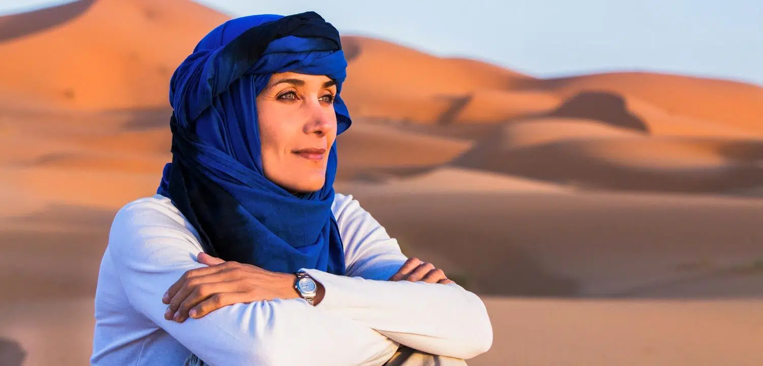 Marokko Adventures Erlebnisreise, Frau in der Sahara während einer Wüstentour durch Marokko